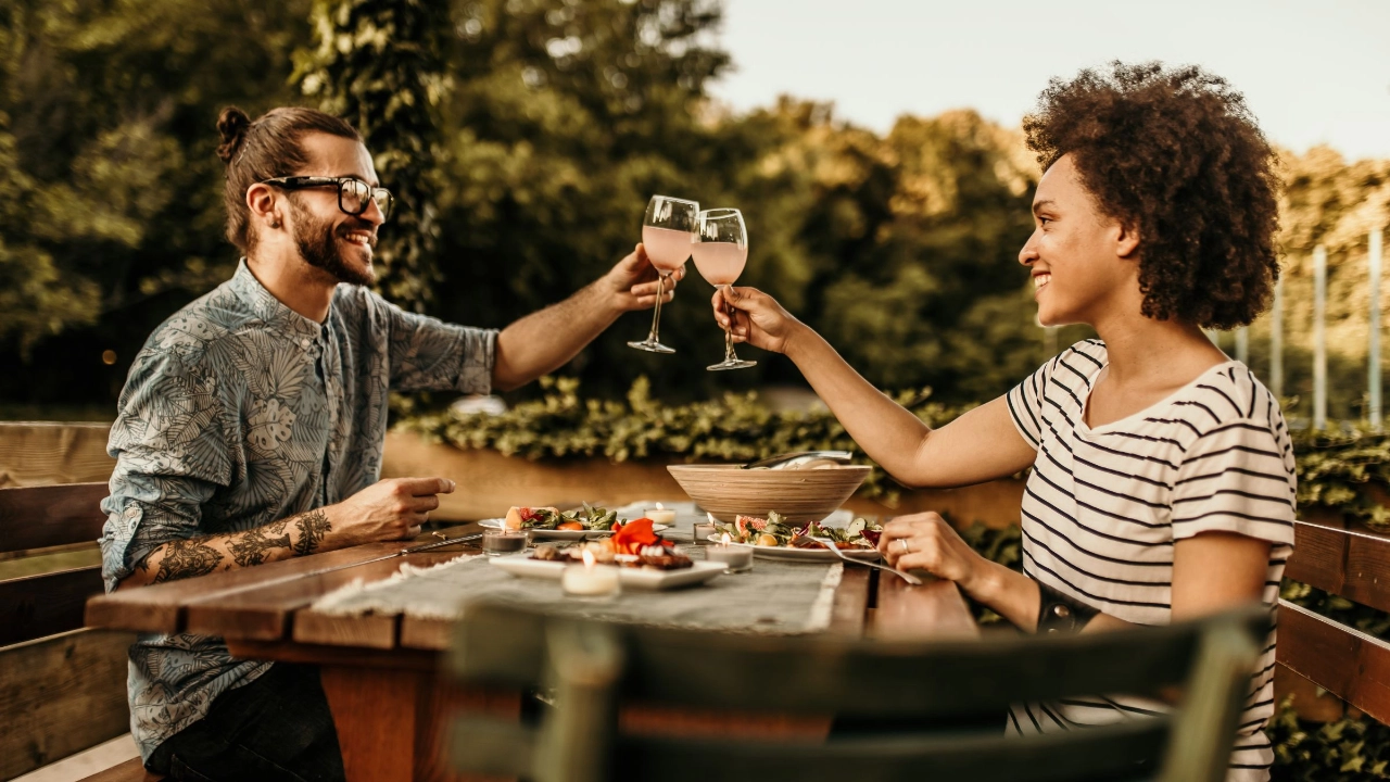 Paar auf Balkon stößt an