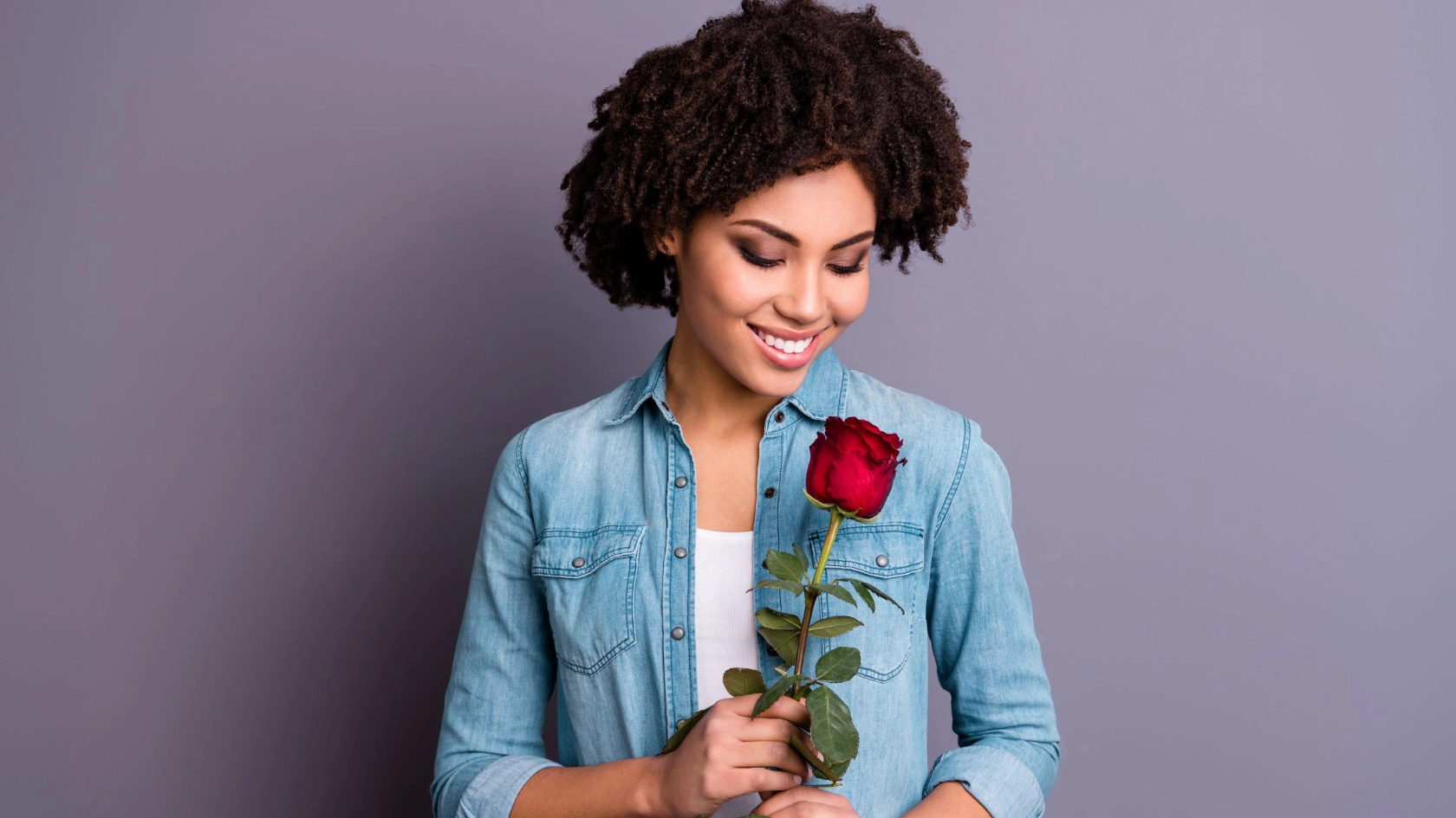 Junge Frau mit roter Rose