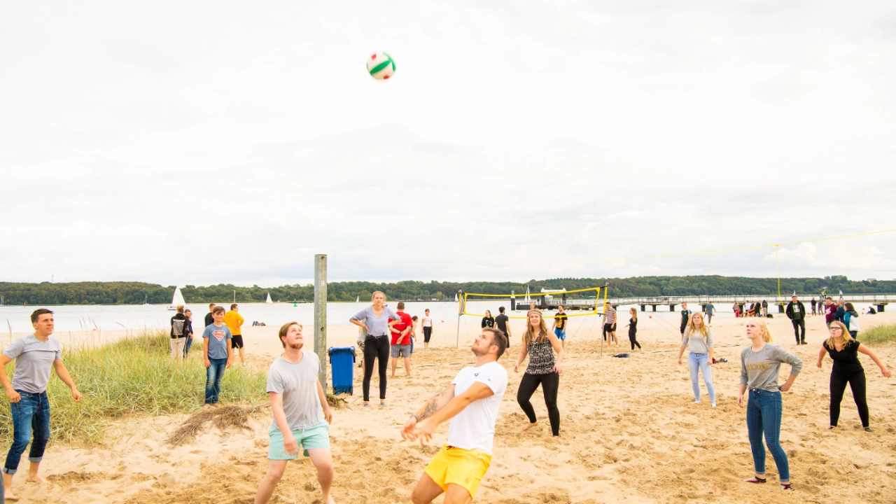 Volleyballspiel am Strand