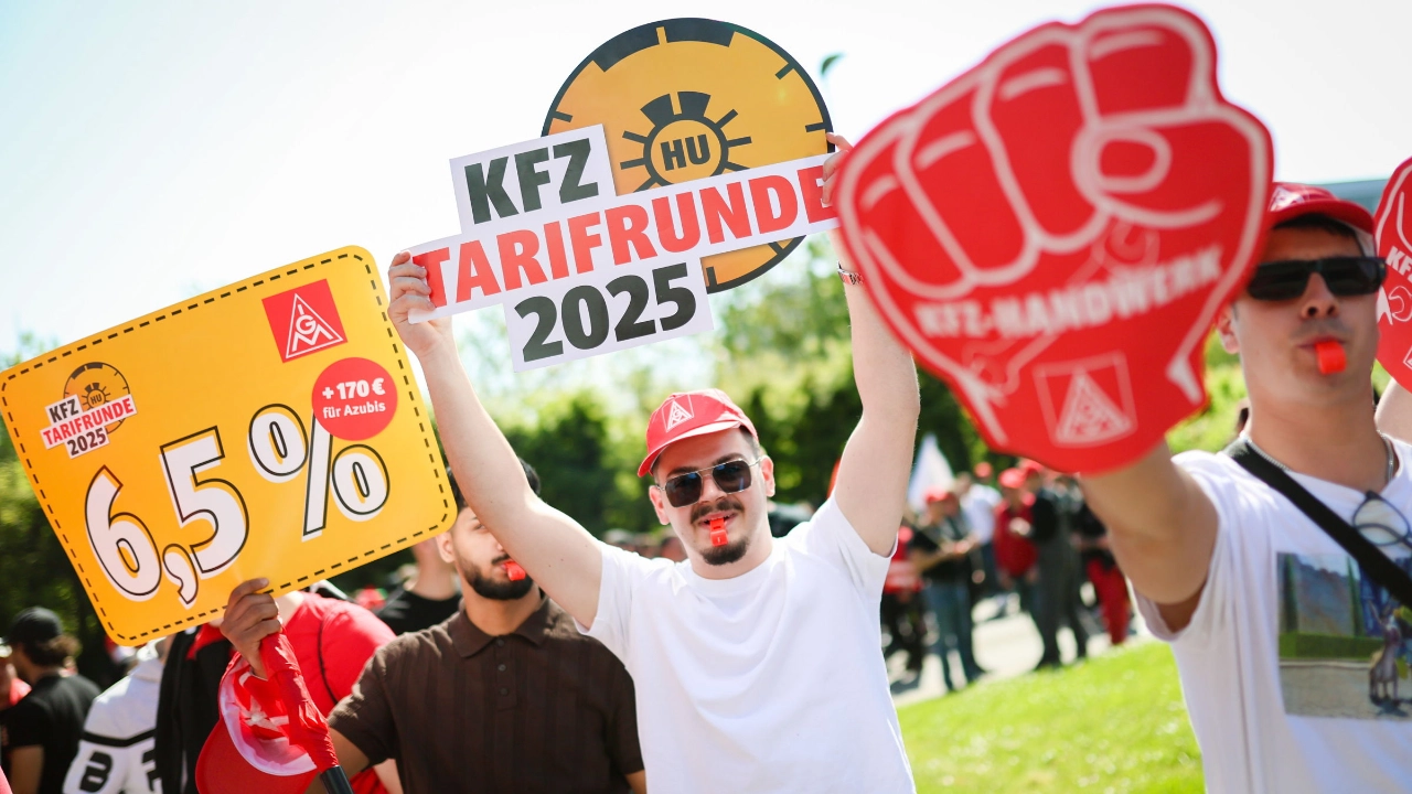 Beschäftigte bei einer Aktion in der Kfz-Tarifrunde in Leinfelden-Echterdingen