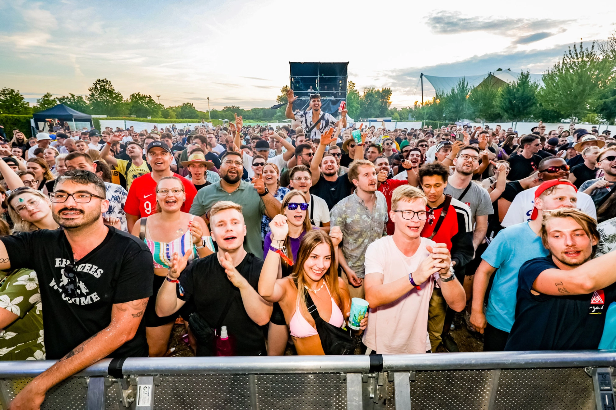 Teilnehmer des R!se Jugendfestivals 2023 bei einem Live-Konzert