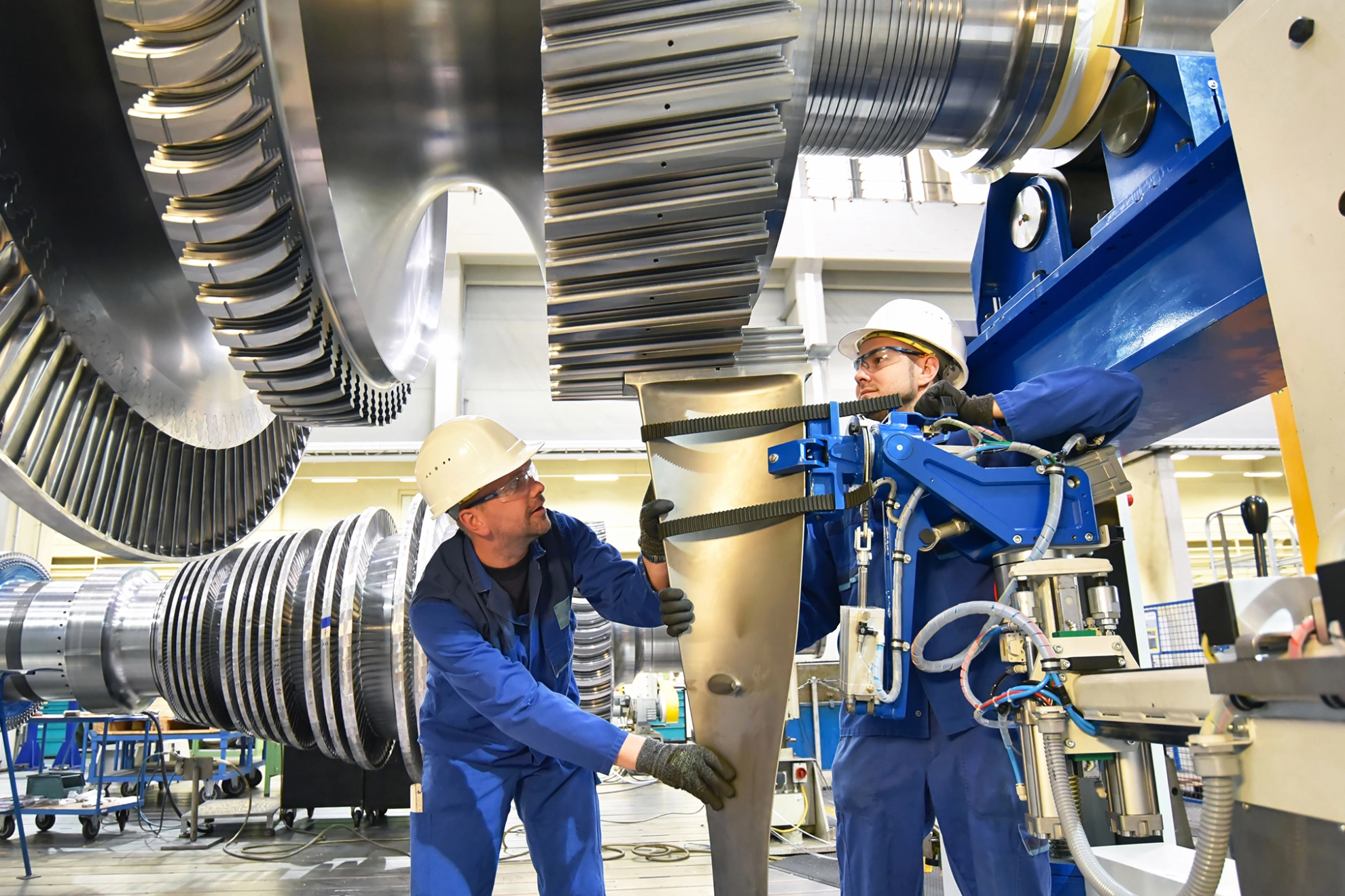 Arbeiter montieren eine Gasturbine