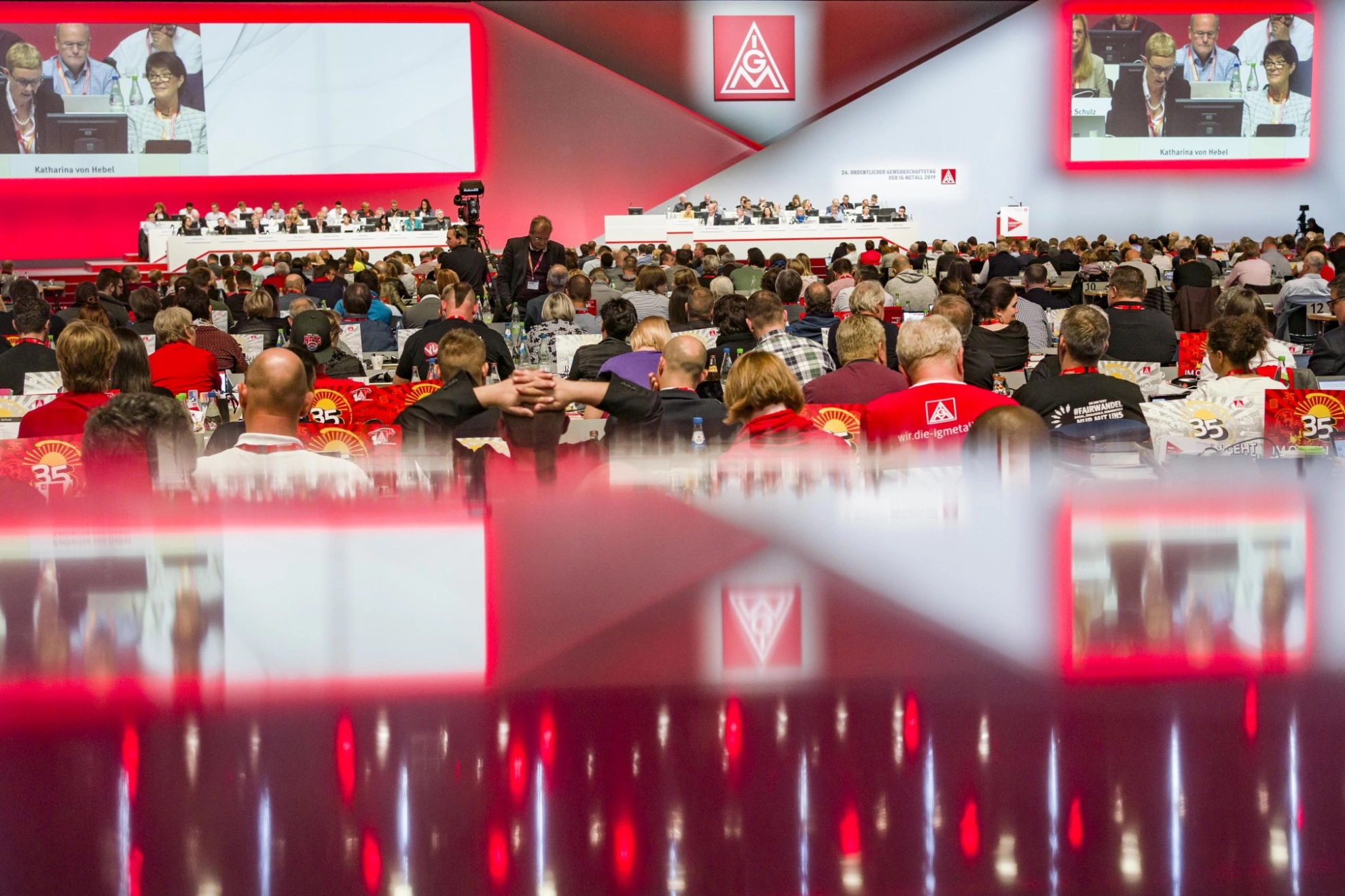 Delegierte auf dem Gewerkschaftstag 2019 der IG Metall bei der Diskussion von Anträgen