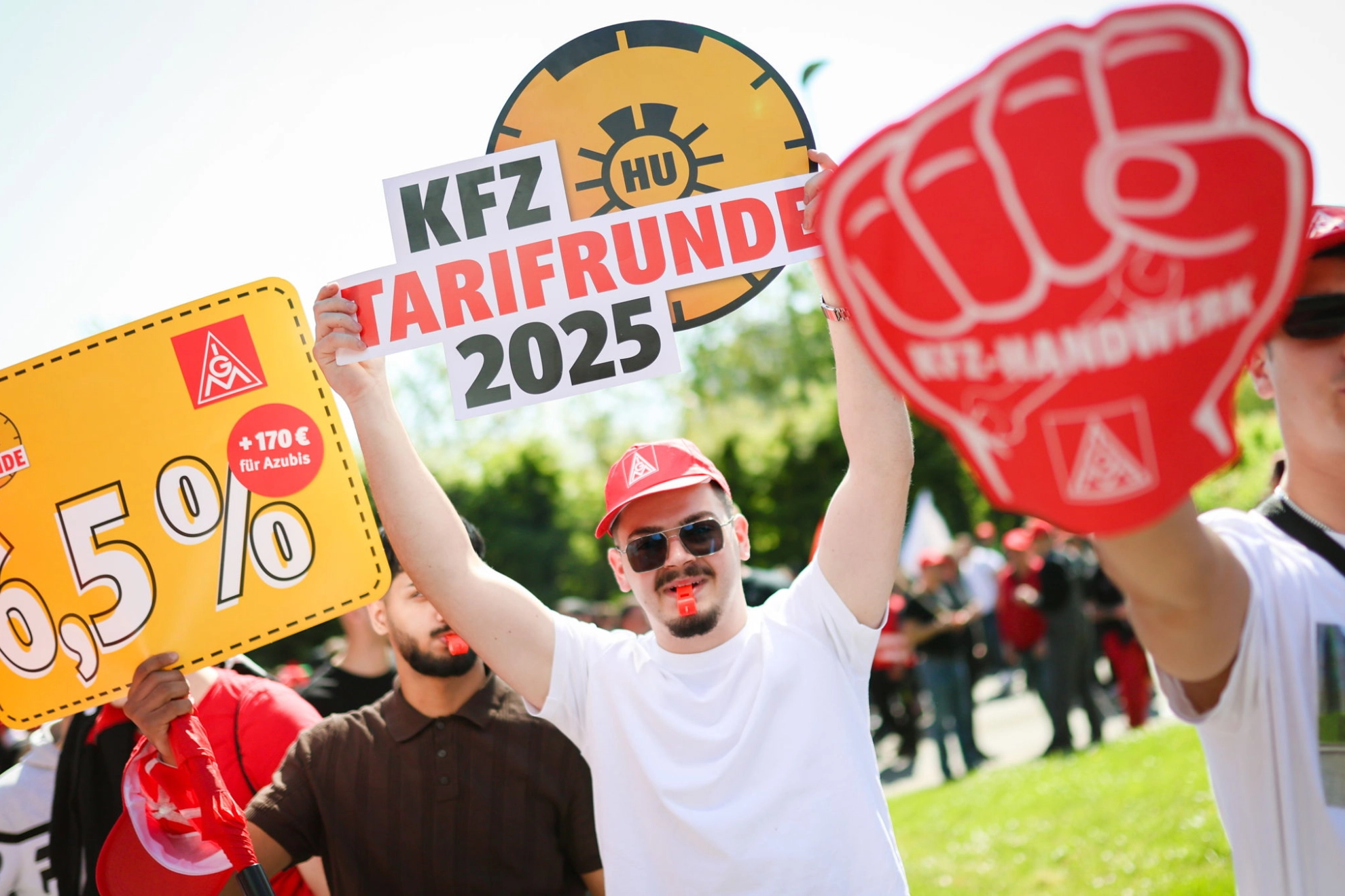 Beschäftigte bei einer Aktion in der Kfz-Tarifrunde in Leinfelden-Echterdingen