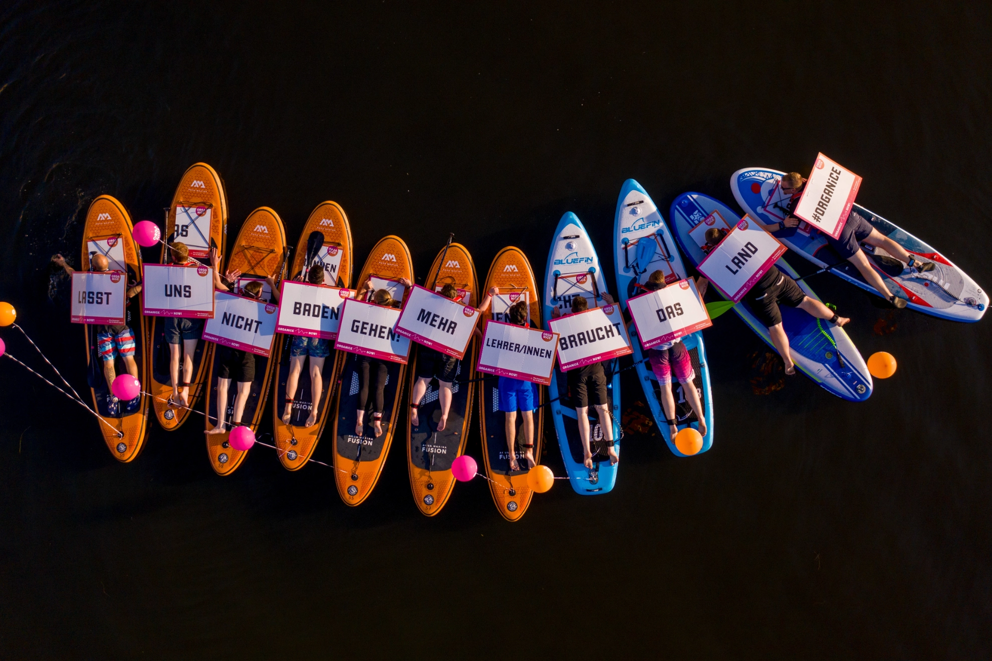 Jugendaktion vor dem Schweriner Schloß