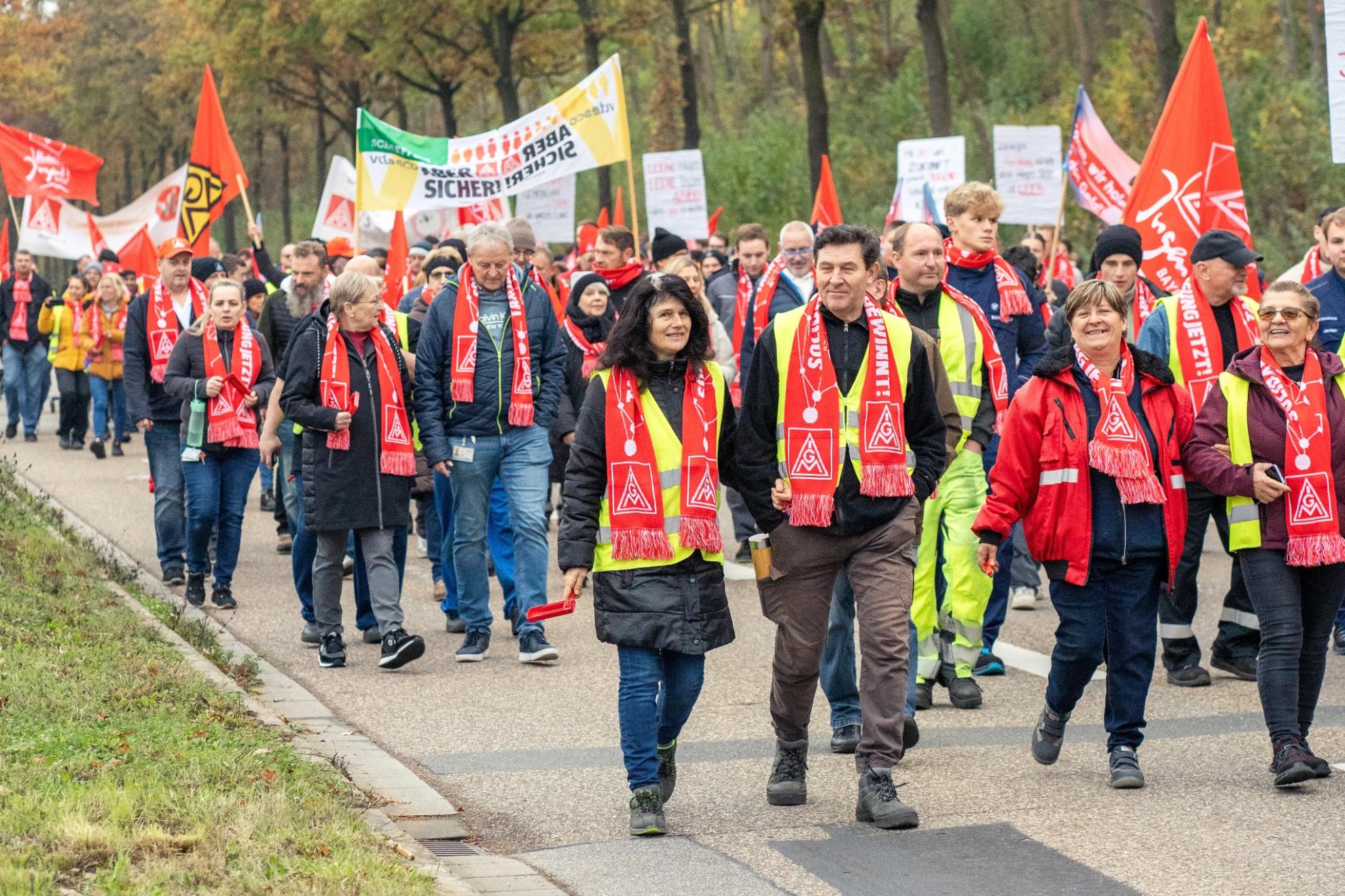 Demozug Warnstreik BMW-Regensburg TrMuE24