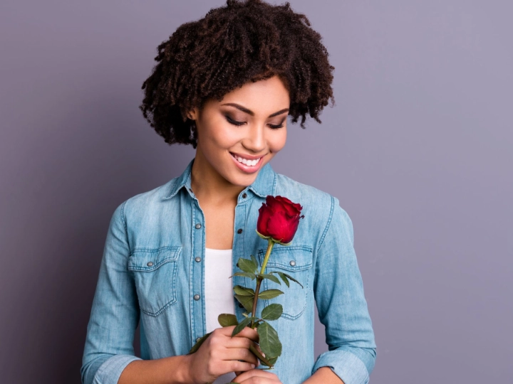 Junge Frau mit roter Rose