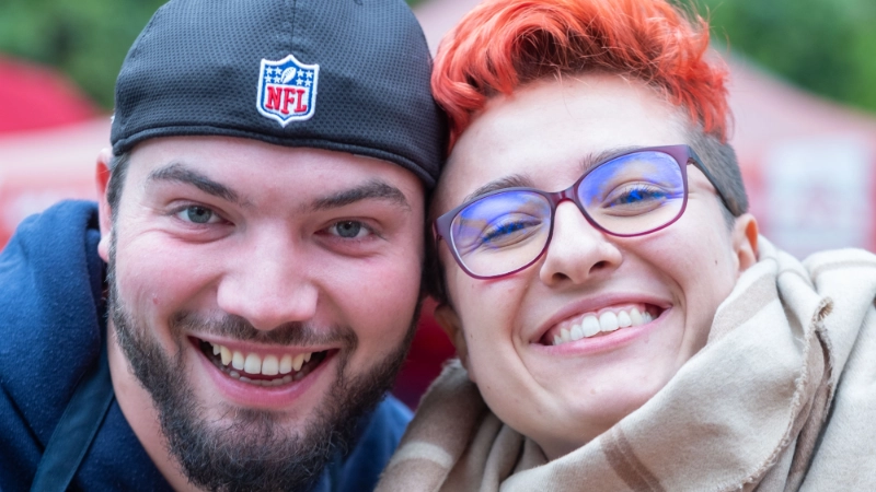 Zwei junge Menschen lächeln in die Kamera