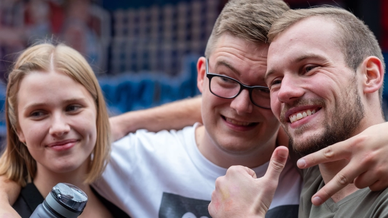 Junge Menschen Arm in Arm vor der Kamera