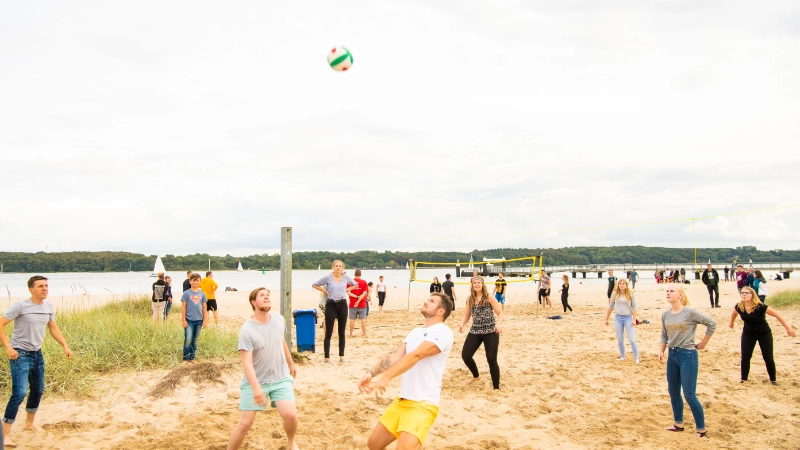Volleyballspiel am Strand