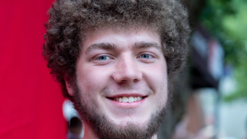 Ein Portrait eines jungen Mannes 