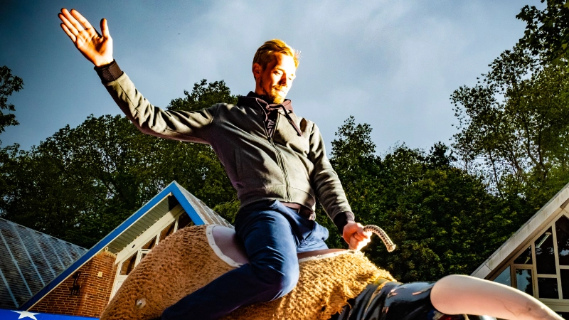 Ein junger Mann beim Bullriding 