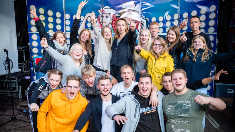 Ein Gruppe junge Menschen posieren für ein Foto