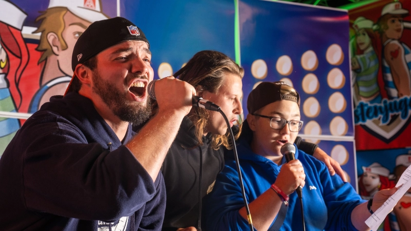 Ein Junge singt in Mirko