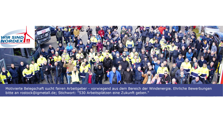 Die Gesamte Nordex Belegschaft steht vor dem Werkstor. Unten steht der Text: Motivierte Belegschaft sucht Investor.