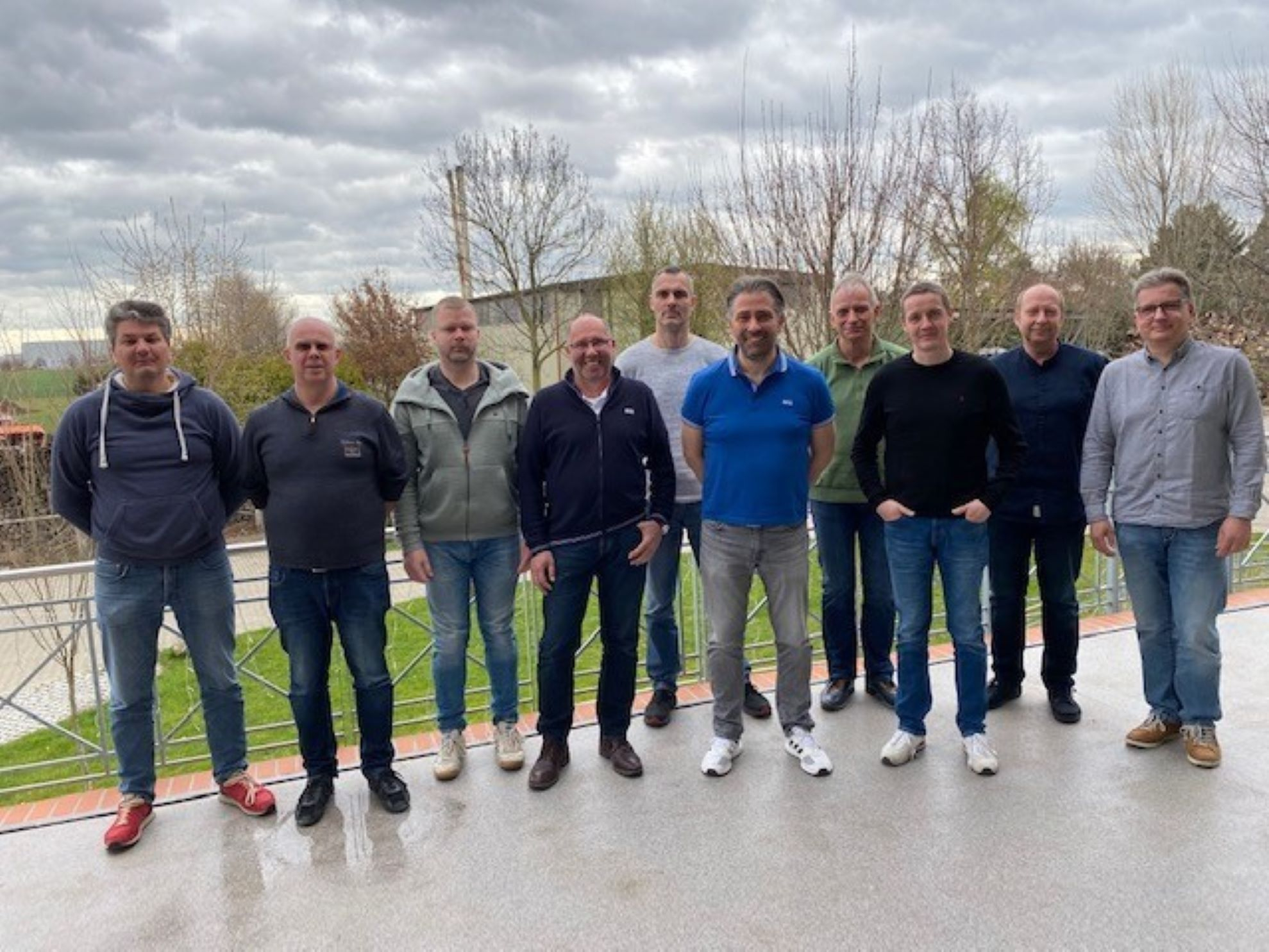 Zu sehen ist der Gesamtbetriebsrat von Sternauto vor einer Landschaft