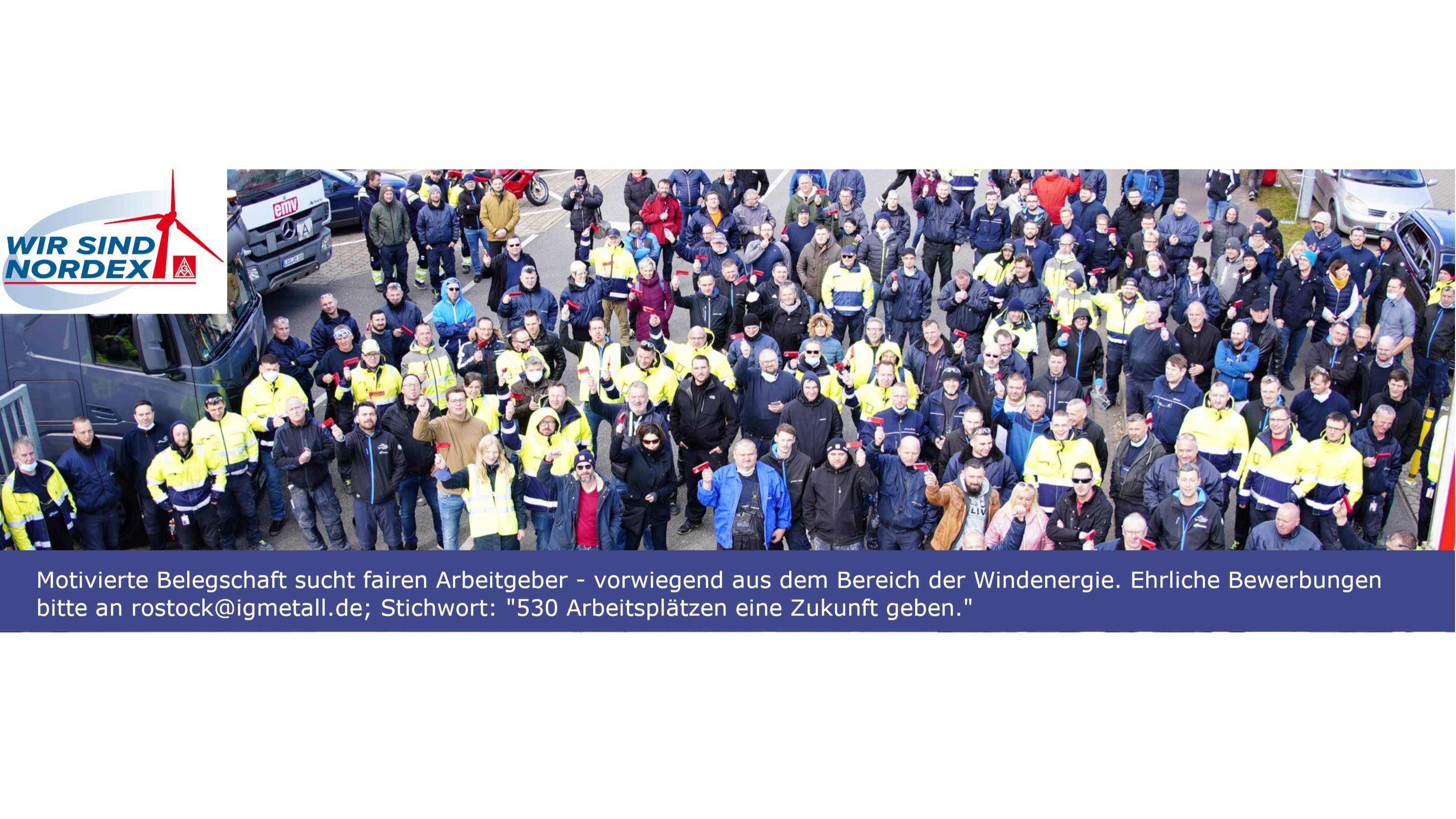 Die Gesamte Nordex Belegschaft steht vor dem Werkstor. Unten steht der Text: Motivierte Belegschaft sucht Investor.
